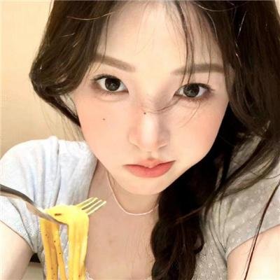 戴流苏耳环的少女